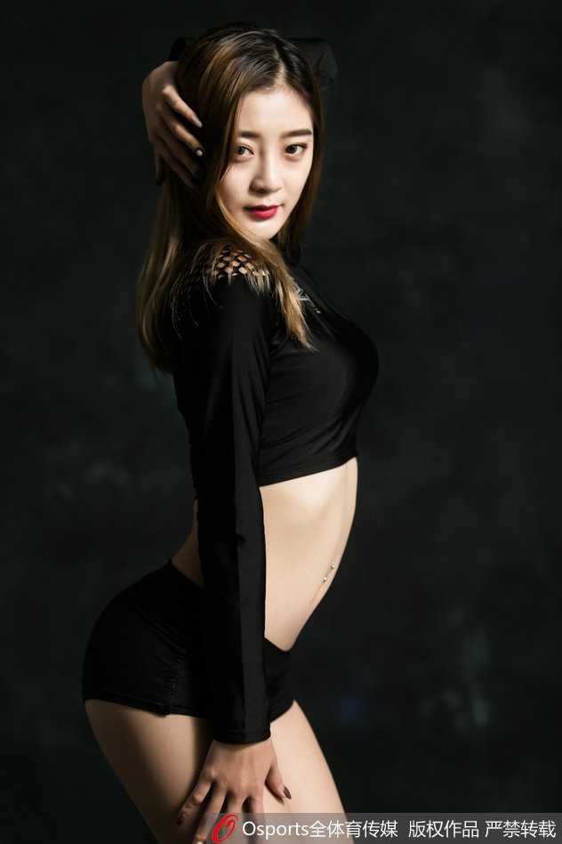 两位队员在训练间隙的合影，紧身的表演服完美勾勒出她们挺拔的身姿和优越的身体线条，姐妹情深溢于言表