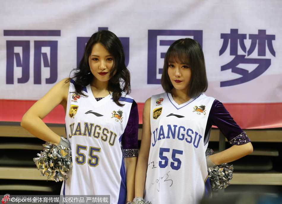 紫色风暴致敬江苏篮球之魂 肯帝亚主场只为胡雪峰闪耀 聚光灯下,江苏肯帝亚啦啦队摆出酷炫定格造型,紫色的55号方阵在球场中央绽放,她们以青春的名义,为传奇的落幕献上最璀璨的一瞬。
