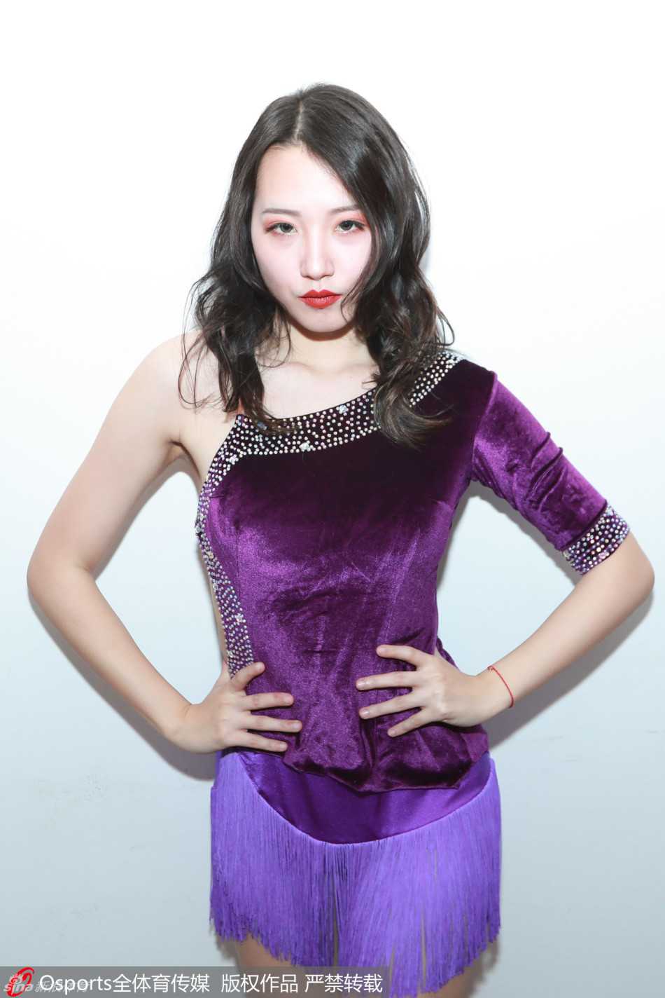 紫色风暴致敬江苏篮球之魂 肯帝亚主场只为胡雪峰闪耀 仪式尾声,全体啦啦队员背对镜头向大屏幕挥舞双手,屏幕上播放着胡雪峰的生涯集锦,这一刻,青春的热舞与不朽的传奇完美交融。