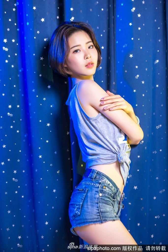 表演高潮时刻，一名宝贝伸展双臂，自信的笑容与飞扬的发丝定格了赛场的激情