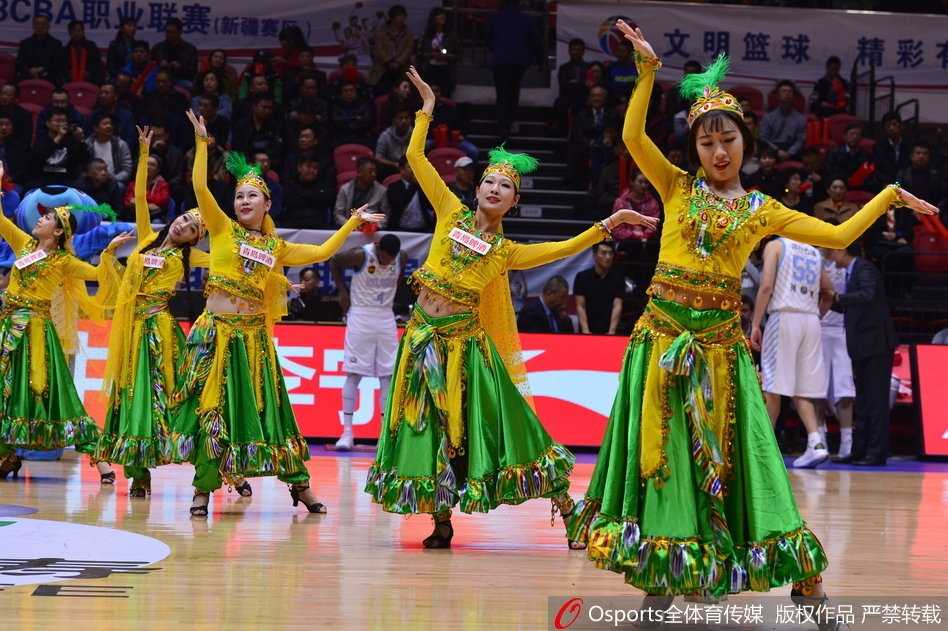 新疆啦啦队宝贝们伴随着动感的音乐节奏，在场上展现出极具民族特色的华丽舞姿，瞬间点燃全场热情。