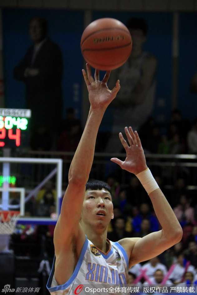 面对对手的突破上篮，周琦从斜刺里杀出，高高跃起如同直升机一般，用一记遮天蔽日的排球大帽将球狠狠扇出，飞身封盖震慑全场