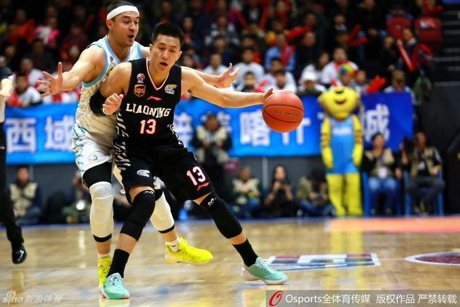 篮下巨灵神，周琦在辽宁队的严密防守下柔和出手投篮，身前的郭艾伦和身后的西热力江都在关注着这颗决定比赛走向的皮球。