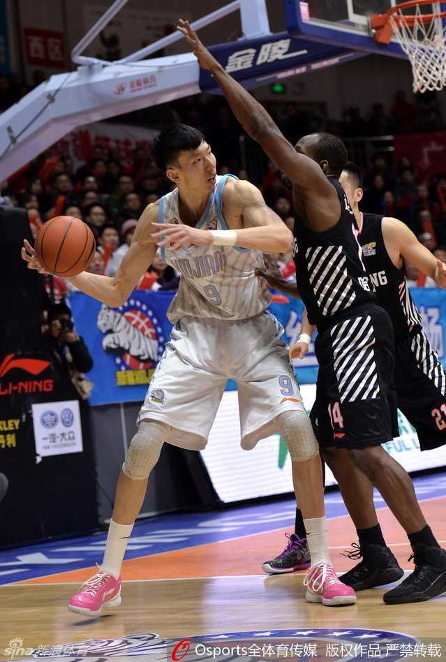 寸土不让，韩德君与可兰白克在篮下为争夺球权人仰马翻，两人眼中燃烧着对胜利的渴望，展现了季后赛最纯粹的对抗之美。