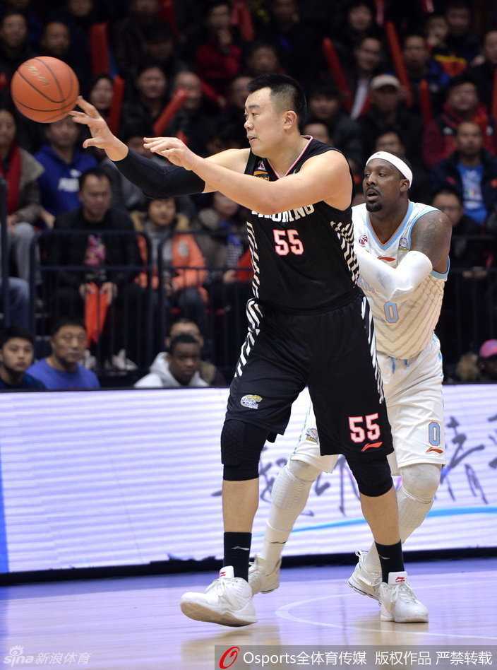 速度与激情，郭艾伦运球强行突破，他的眼神坚定而专注，面前是虎视眈眈的新疆队长可兰白克，这是一场本土顶级后卫之间的直接对话。