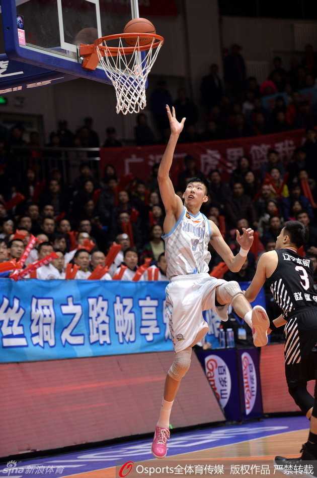 中场指挥官，赵继伟面对防守沉稳运球组织进攻，他的视野开阔，正准备为队友送出致命一传，背后是新疆队严阵以待的防线。