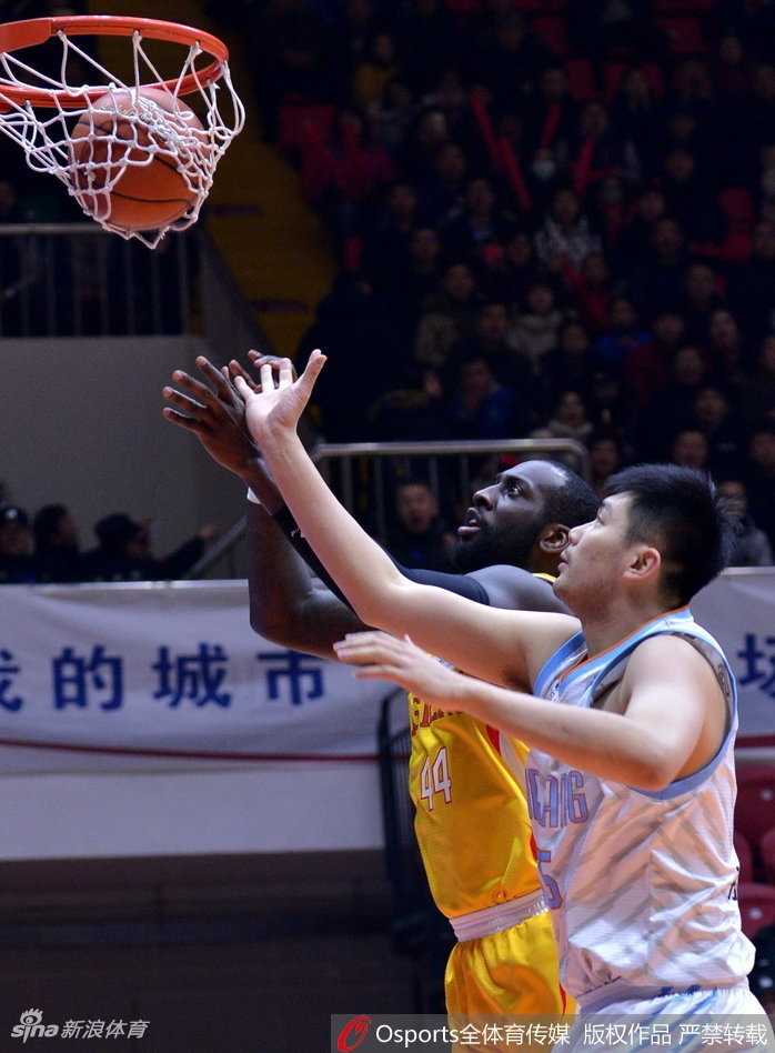 同曦大外援希克森在新疆内线群中强行起跳，肌肉贲张如铁塔一般，他在空中与对手发生剧烈碰撞，依然凭借超强的核心力量将球捅向篮筐，展现了篮下猛兽的霸道本能。