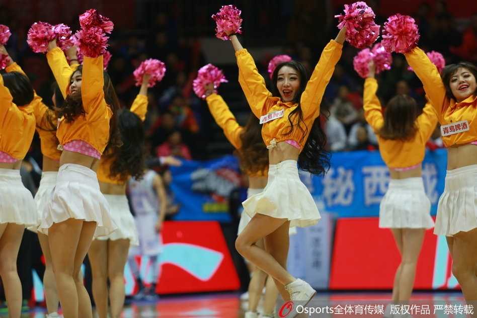 随着劲爆的音乐响起，宝贝们动作整齐划一，高高踢起的长腿展现出极佳的舞蹈功底，将现场热烈的气氛推向高潮。