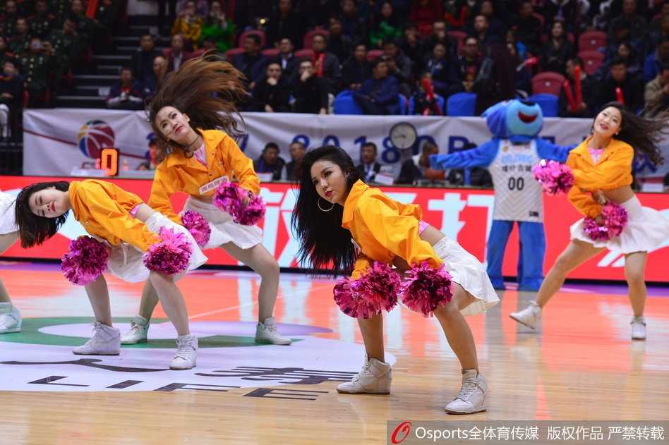 中场休息时，篮球宝贝们变换队形，散开在全场各个角落与观众互动，她们手中的花絮棒如同繁星点点，照亮了整个体育馆。