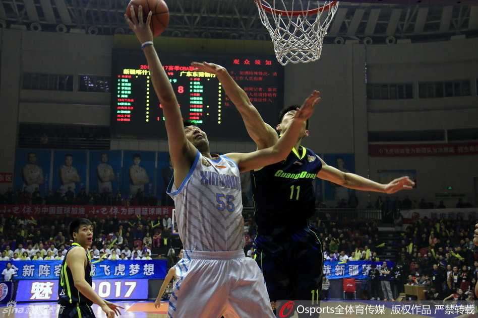 篮下一片混战，朱芳雨在肌肉丛林中高高跃起，用经验和卡位争夺着每一个宝贵的篮板球。