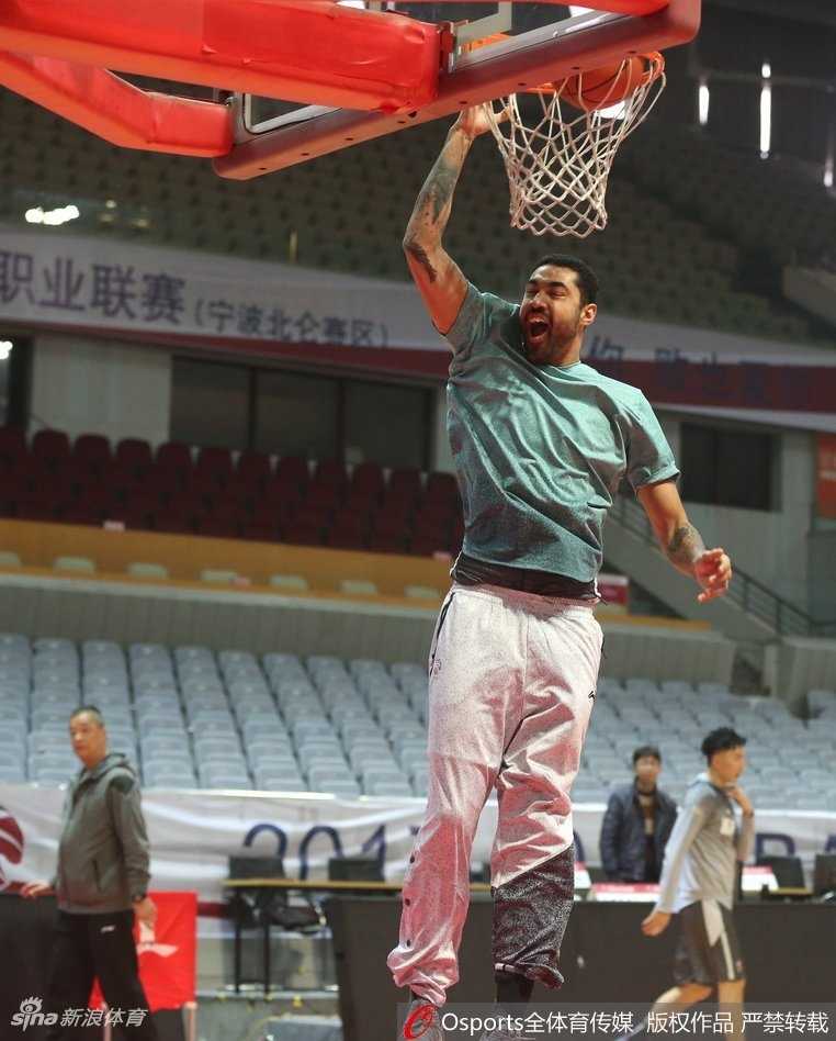 主帅李秋平双手抱胸站在场边神情严肃地观察着训练，他的目光如炬，正精心雕琢着这支铁军的每一个战术细节。