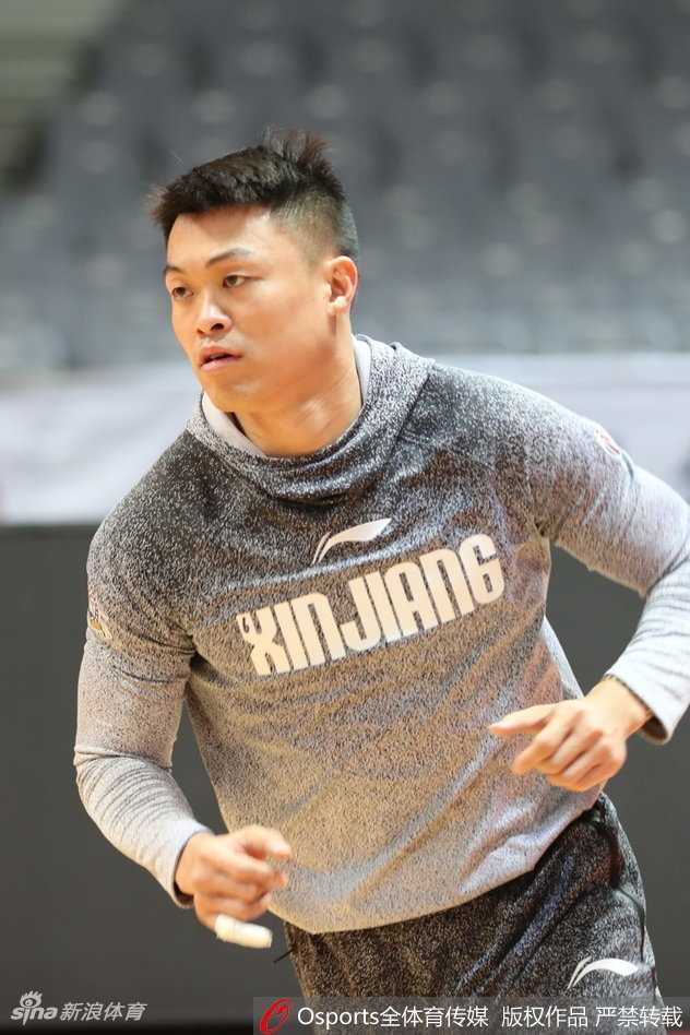 西热力江在训练中全神贯注，紧咬牙关进行折返跑，他那永不言弃的精神是新疆男篮最宝贵的财富。