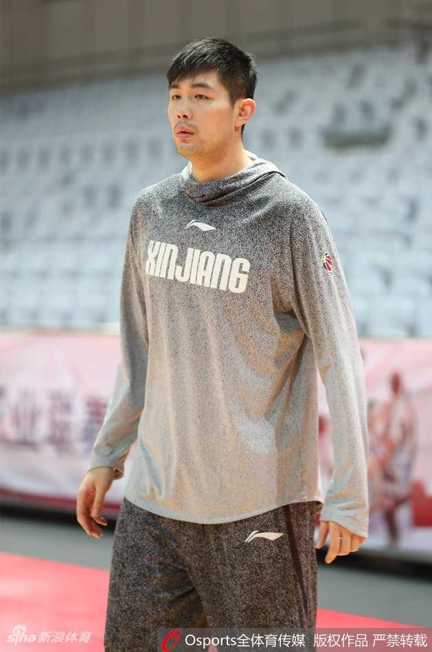 新疆男篮核心外援亚当斯在训练中眼神坚毅，高强度运球后跳起投篮，汗水在空中划出晶莹的弧线。