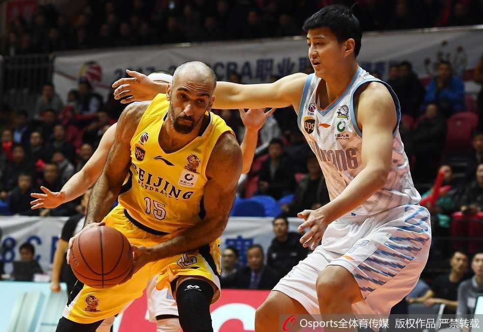 北控大外援兰多夫在新疆队内线群中拼尽全力强起上篮，肌肉的碰撞与狰狞的表情诠释着内线搏杀的残酷。