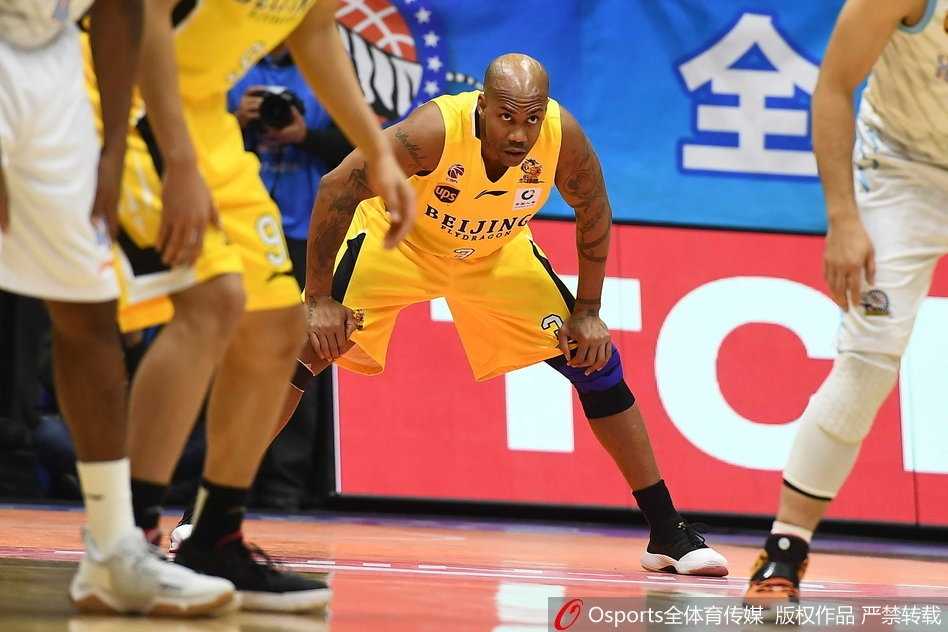 北控老将马布里持球推进，面对年轻后卫的贴身紧逼，依然闲庭信步，他的每一次运球都像是在书写不老的传说。