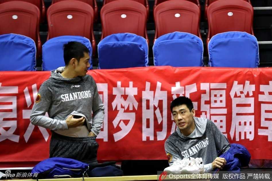 大外援莫泰尤纳斯在内线卡位要球，他宽厚的背影和坚毅的表情，预示着一场内线肉搏战的到来。