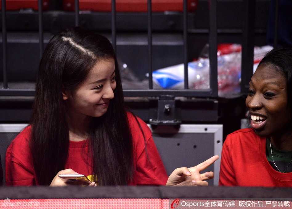 比赛中出现精彩回合，孙桐林妻子起身鼓掌，笑容腼腆却真诚，眼中闪烁着对丈夫精彩表现的自豪光芒。