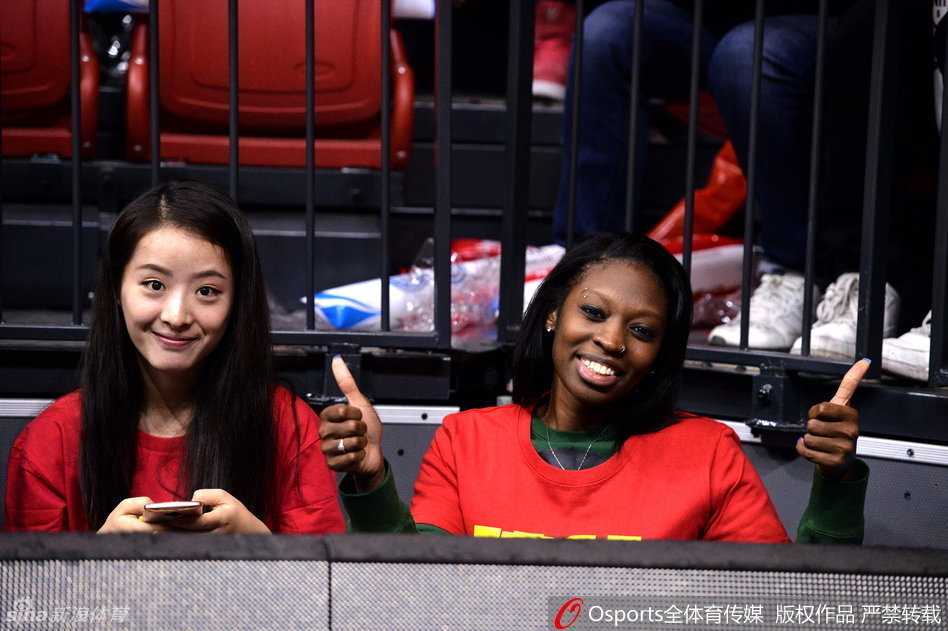 镜头拉近，孙桐林妻子面容清秀，在喧闹的球馆里她静静注视着场内，周围沸腾的球迷与她安静的姿态形成动人对比。