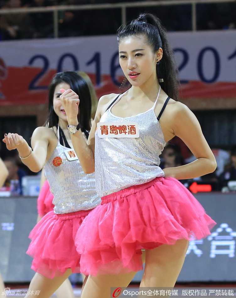 身穿亮蓝色短裙的篮球宝贝们在场上排成整齐的队形，她们高扎马尾，随着节拍扭动腰肢，整齐划一的动作洋溢着无法抵挡的青春活力。