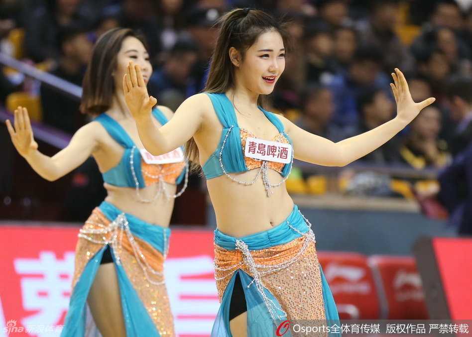 镜头拉近，一位篮球宝贝秀出招牌的“开心手势”，她对着观众席比出爱心，弯弯的笑眼和上扬的嘴角仿佛能治愈一切疲惫。