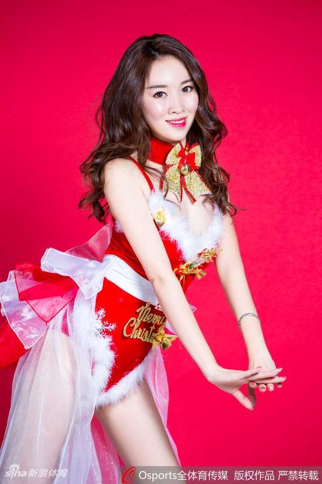 这是属于谢斯琦的火红时刻。一袭长裙曳地，她静立一隅，气质出众。从她身上，我们看到了广东啦啦队专业、自信、美丽的团队缩影。