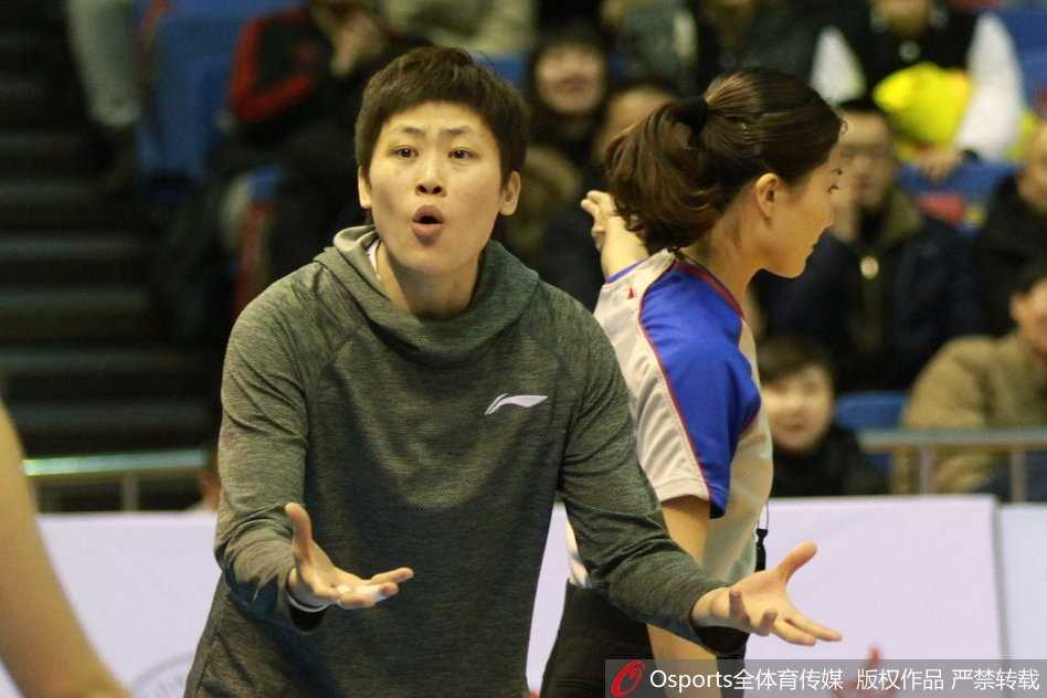 获胜一刻，大庆女篮的队员们紧紧相拥，脸上洋溢着胜利的喜悦和晋级的激动，汗水与笑容交织。