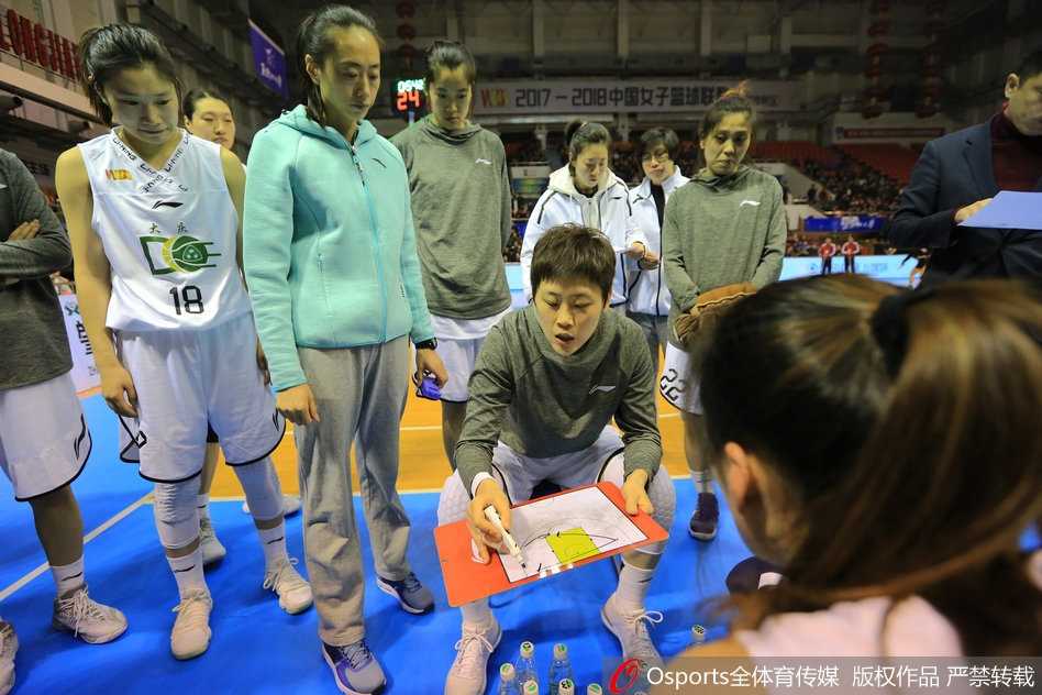 张家赫持球突破，面对山东队两人的包夹防守，她毫无惧色，眼神坚毅地寻找着传球或上篮的缝隙。