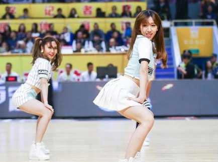 绝美篮球宝贝神似林志玲,引爆赛场瞬间 篮球宝贝在赛场中央微笑致意,那神似林志玲的甜美面容和亲切眼神,仿佛一缕春风拂过整个球馆