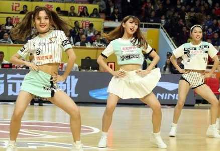 绝美篮球宝贝神似林志玲,引爆赛场瞬间 这位神似林志玲的宝贝扎着利落的马尾,身穿亮黄色啦啦队服,在球场边双手比出可爱的耶的手势,青春气息扑面而来