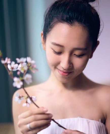 绝美篮球宝贝神似林志玲,引爆赛场瞬间 身着性感黑色啦啦队服的她在赛场上尽情舞动,裙摆飞扬间,展现出的是属于篮球宝贝独有的健康美与活力四射