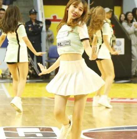 绝美篮球宝贝神似林志玲,引爆赛场瞬间 这张侧身照完美勾勒出她窈窕的身姿,回眸一笑的瞬间,既有着篮球宝贝的动感,又带着几分神似林志玲的温婉柔美