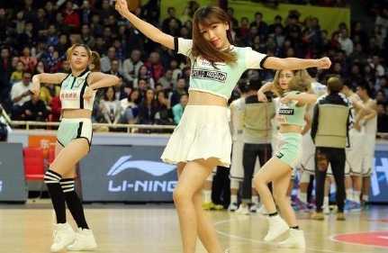 绝美篮球宝贝神似林志玲,引爆赛场瞬间 镜头近距离捕捉到她五官最动人的一刻,眉眼弯弯含笑,高挺的鼻梁和标志性的温暖笑容,简直是志玲姐姐的翻版