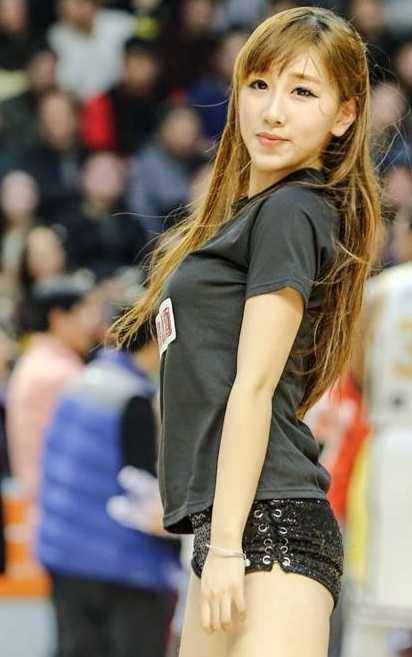 绝美篮球宝贝神似林志玲,引爆赛场瞬间 同样是暖色调的便装打扮,她手拿饮料对镜头露出浅浅的梨涡笑,神态气质像极了林志玲,让人不得不感叹造物的神奇