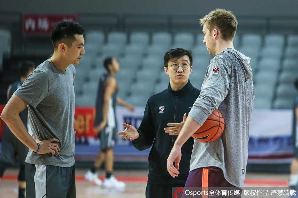 绿茵光影:定格二零一八开年热血战 角球混战中双方球员高高跃起,身体对抗中肌肉紧绷,头球争顶的瞬间展现出力量与渴望