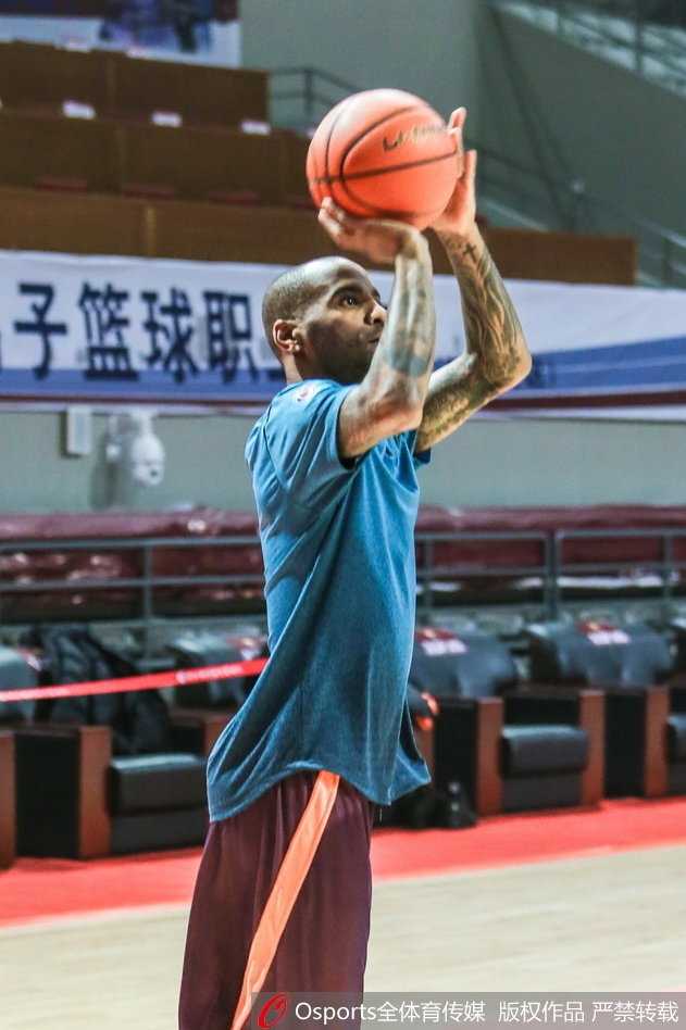 绿茵光影:定格二零一八开年热血战 绝杀后球员们疯狂庆祝,队长被队友紧紧簇拥,看台瞬间变成沸腾的欢乐海洋