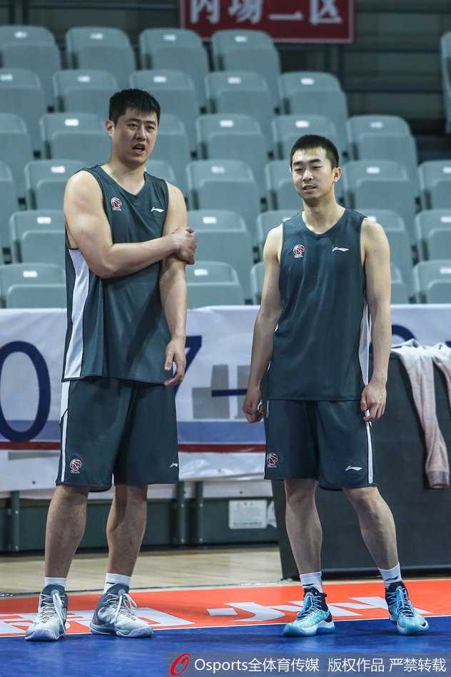 绿茵光影:定格二零一八开年热血战 锋线尖刀单刀赴会,门将弃门出击,电光火石间整个球场的呼吸仿佛都已凝固