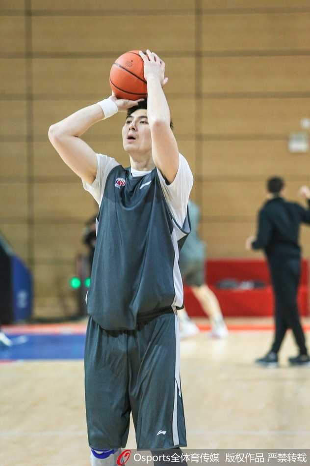 绿茵光影:定格二零一八开年热血战 场边主教练双手抱头神情紧张,助教眉头紧锁,替补席球员焦急站立关注场内