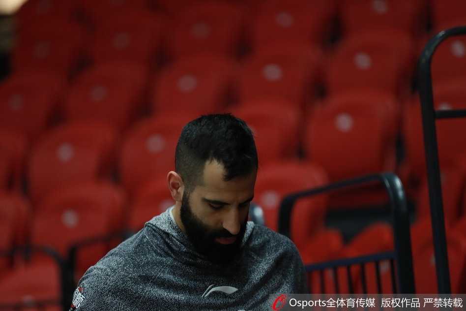 训练结束，夕阳透过球馆高窗洒在地板上，队员们的身影被拉得很长，他们拖着疲惫却满足的身躯，准备迎接新的战斗。