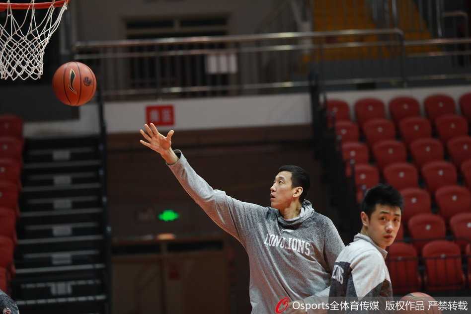 广州队训练馆内灯火通明，球员们在进行拉伸放松，为即将开始的高强度对抗做着最后的准备，空气中弥漫着专注与决心。