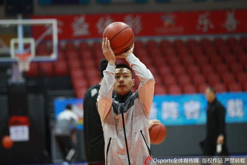 汉斯布鲁在低位要球，肌肉线条分明，眼神中透露出对篮板的渴望，身旁的队友们正严阵以待，准备随时发起冲击。