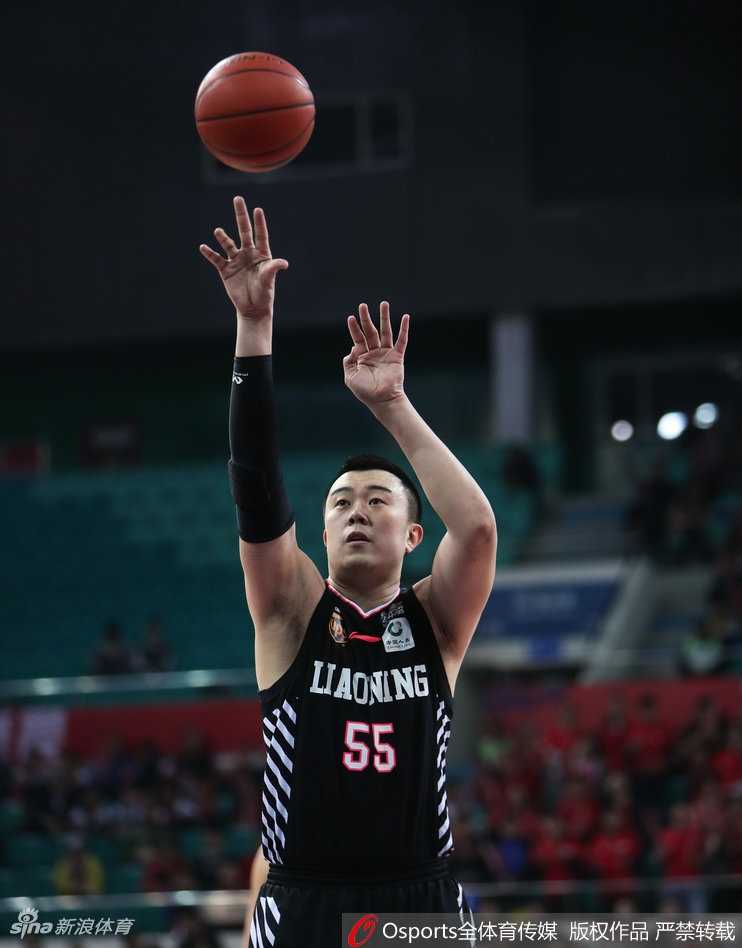 广州队外援福格在辽宁队严密防守下，犹如灵蛇出洞，以一记高难度的后仰跳投将球送入篮筐，瞬间点燃了主场球迷的激情。