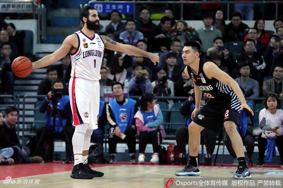 广州队汉斯布鲁在辽宁队内线群中强行起跳，以一敌三完成势大力沉的单手劈扣，展现了不可阻挡的洪荒之力。