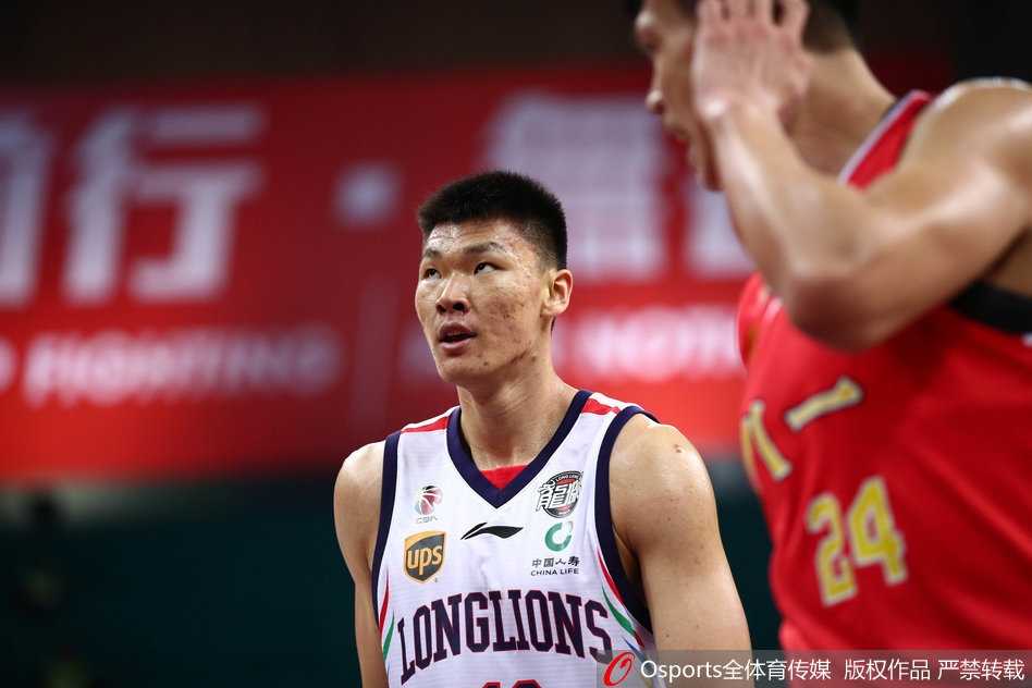 八一队年轻后卫面对广州队的双人包夹毫不畏惧，他压低重心，用灵活的胯下运球试图撕开防线，眼神中透露着军旅球队特有的那股不服输的倔强。