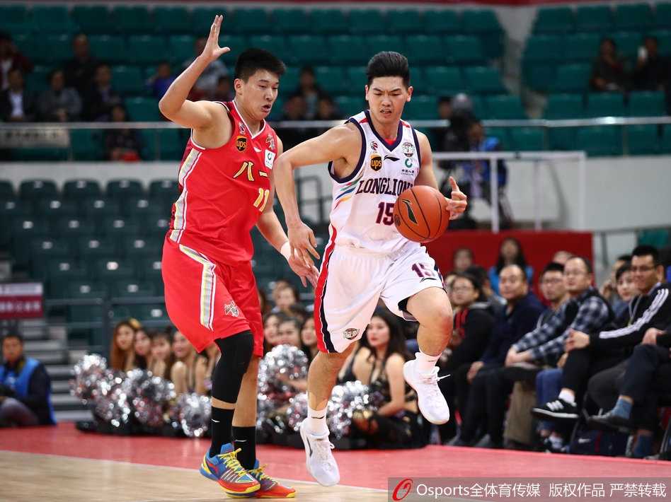 广州队克里斯顿在快攻中上演单臂暴扣，他身体完全舒展，如同大鹏展翅，篮球被狠狠砸进篮筐，引爆了全场球迷的热情，队友们也纷纷举手为他欢呼。