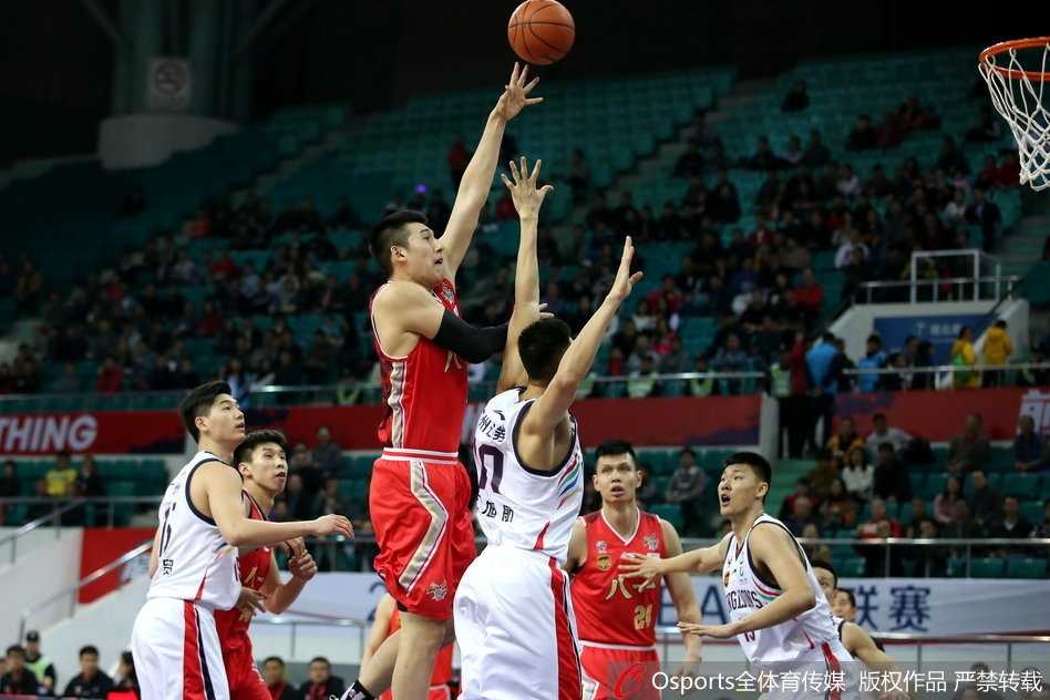 广州队年轻中锋范子铭背身单打八一队许钟豪，他用力倚住防守，转身跳投出手，篮球划过一道优美的弧线，网窝泛起洁白的水花，这一刻青春的力量无可阻挡。
