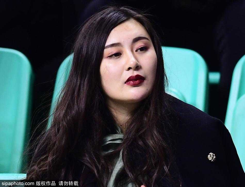 美女球迷点亮本溪,辽篮主场那一抹温柔呐喊 镜头拉近,这位戴着毛线帽的女生脸颊微微泛红,她正侧身与同伴交流场上的局势,眉眼间流露出的专注与关切,丝毫不输给资深男球迷。