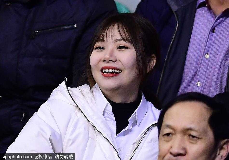 美女球迷点亮本溪,辽篮主场那一抹温柔呐喊 胜利在望,一位戴眼镜的斯文女生终于露出了轻松的笑容,她举起的加油牌上写满了对辽宁男篮的祝福,灯光打在她的脸上显得格外美好。