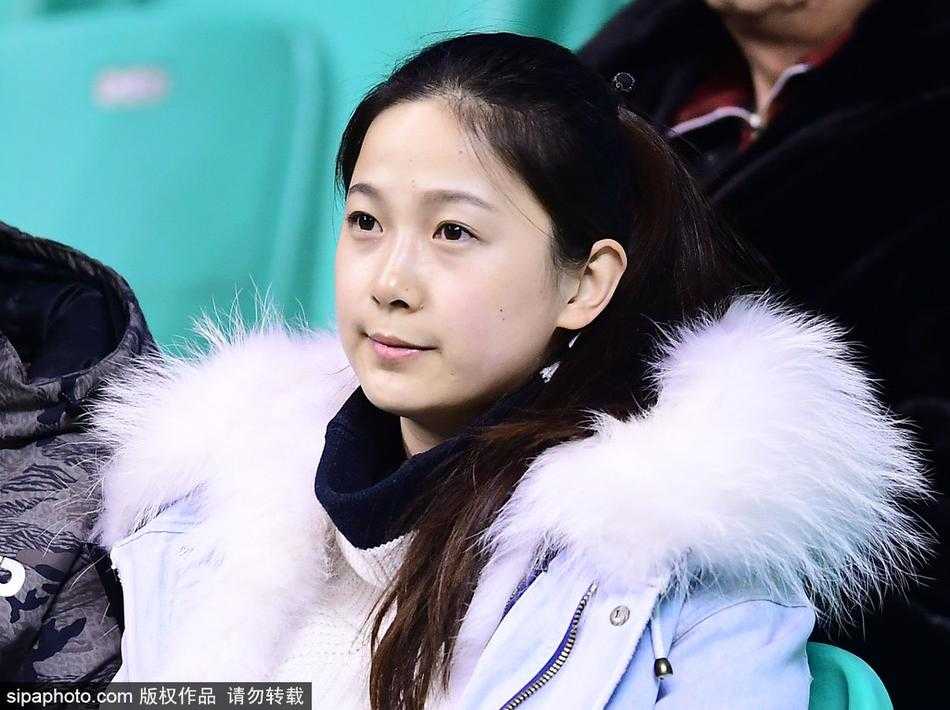 美女球迷点亮本溪,辽篮主场那一抹温柔呐喊 散场后,一位美女球迷在通道内回眸,眼神中带着一丝不舍。身后是渐渐散去的人群,而她仿佛还在回味刚才那场激烈的对决,令人不禁期待她下一次的到来。