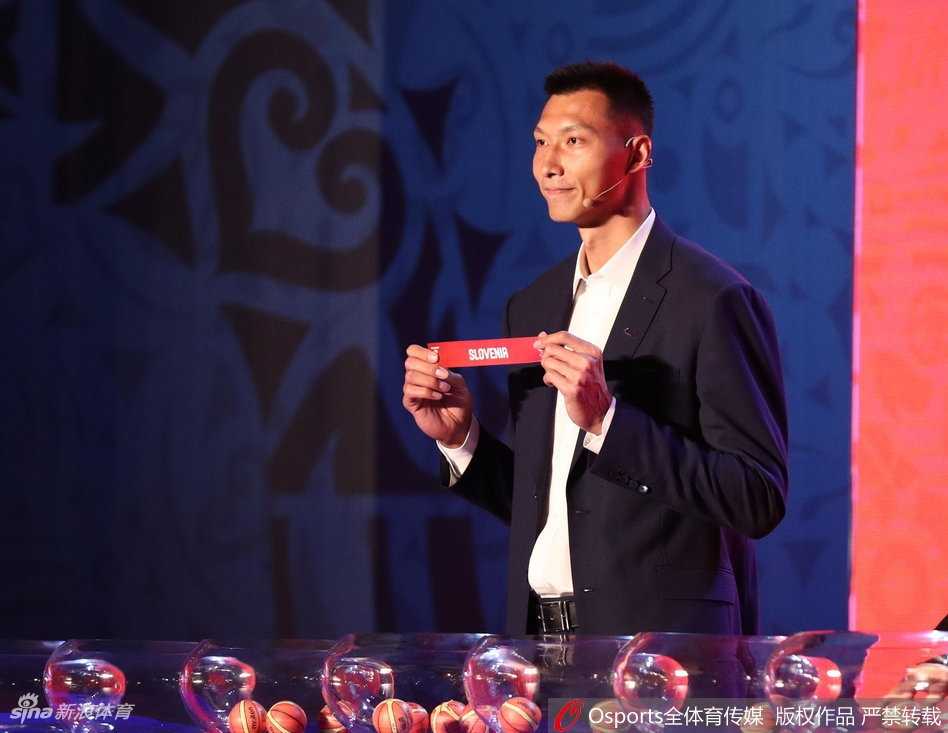 群星闪耀广州塔,男篮世界杯预选赛抽签揭晓“通往中国”之路 等候上场的易建联面对镜头露出标志性的淡然微笑,此刻的他既是等待谜底揭晓的球员,也是见证历史的参与人。