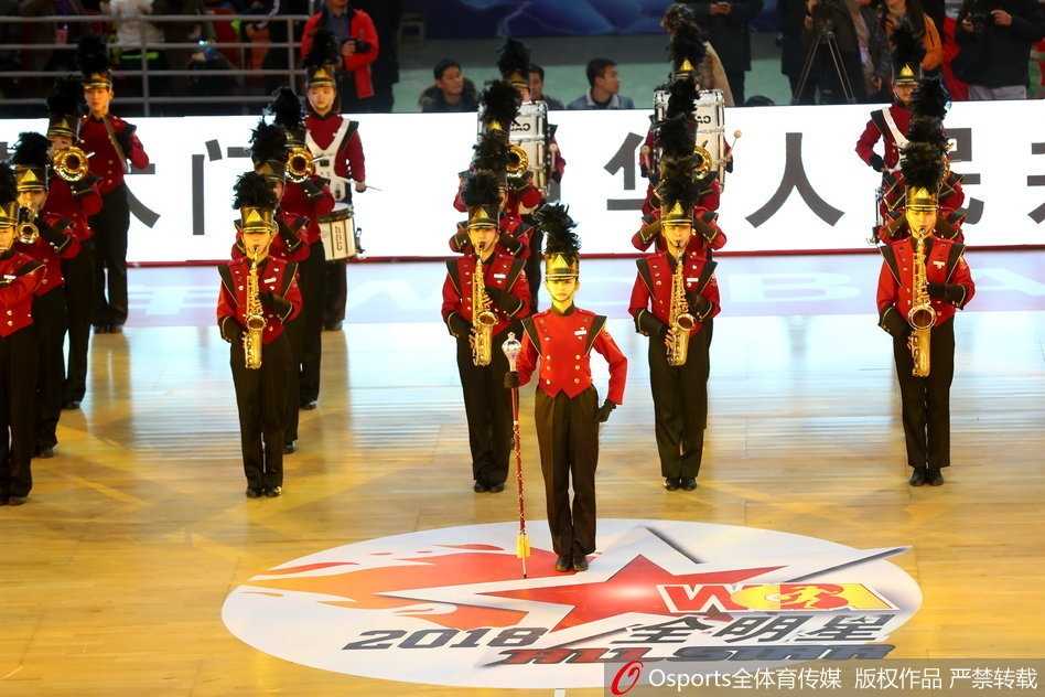 南区与北区的女篮姑娘们身着色彩鲜明的训练服，在场上积极跑动、拼抢，笑容洋溢在每个人脸上，对抗中充满了友谊的温情。